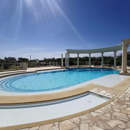 T3 Avec Terrasse Et Grande Piscine, à Deux Pas De La - Fr-1-607-101 *