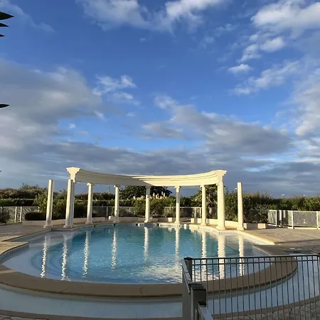 Appartement T3 Avec Terrasse Et Grande Piscine, à Deux Pas De La - Fr-1-607-101 *